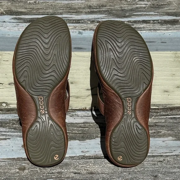 Ecco Women's Dark Brown Leather Sandals Slides size 8 39 distressed flip flops - Picture 7 of 14
